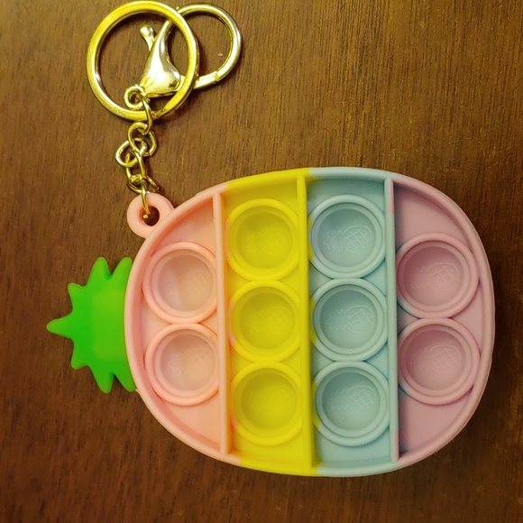 Fidget pop it - pastel tie-dye pineapple keychain - Picture 2 of 3